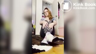 Solo scat MILF shitting on her feet
