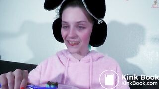 Maria Anjel shit toothpaste