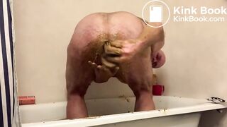 Scat piggie in bathtub