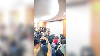 Cosplayer se desnuda en publico en convención de anime