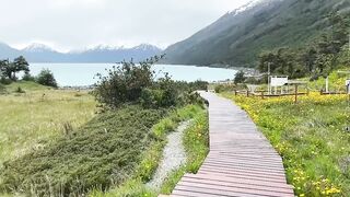 Je veux baiser alors mon homme m’attrape et me rempli en face du glacier