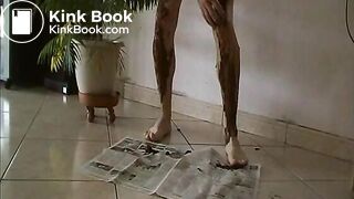 chie sur jambe en dansant et écrase