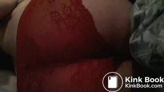 In rote Panty gekackt