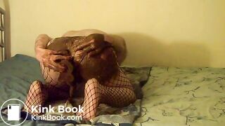 Scato en collants résille et string ouvert-2