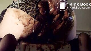 Gros plan suçage de gode merdeux