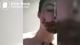 Twink smears own face