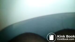 haciendo popo en una tapa