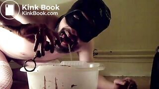 Caca dans ma couche en plastique avant un bon lavement à la pisse