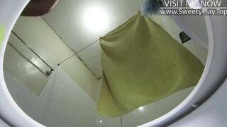 Sexy BBW pissing inside toilet bowl