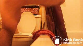 Taking a wide shit