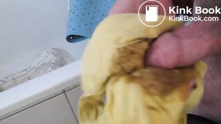 Wank with shit in yellow pants