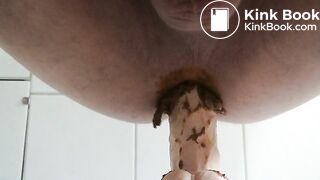 Nach dem Kacken mit Dildoschwanz gefickt