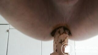 Nach dem Kacken mit Dildoschwanz gefickt