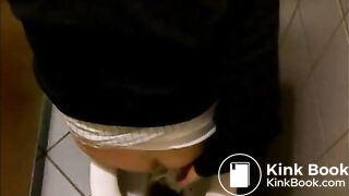 Auf öffentlichem Klo 2