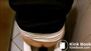 Auf öffentlichem Klo 2