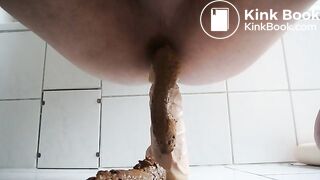 beim Kacken mit Dildo
