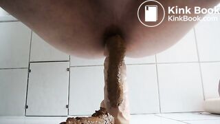 beim Kacken mit Dildo