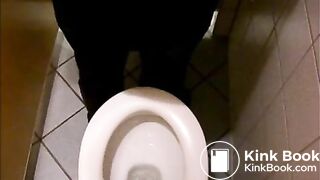 Auf öffentlichem Klo 4