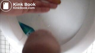 2XIns Klo gepisst und DAVOR gescatet