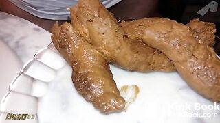 Scat Cagando en el plato