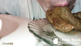 Scat Cagando en el plato