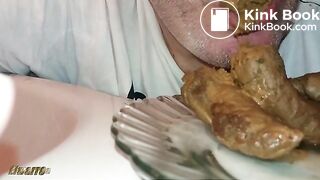 Scat Cagando en el plato