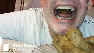 Scat Cagando en el plato