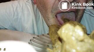 Scat Cagando en el plato