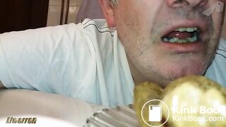 Scat Cagando en el plato
