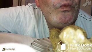 Scat Cagando en el plato