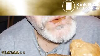 En bandeja, mi caca Pooping on a tray