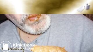 En bandeja, mi caca Pooping on a tray