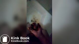 Je me branle et jute avec ma merde