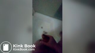 Je me branle et jute avec ma merde