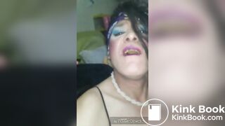 Scatqueenleila eating big pille