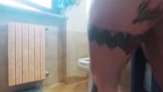 Dopo aver fatto pipì si masturba nel bagno