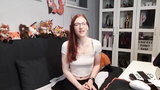 Rothaariges Teen besorgt es sich auf öffentlicher Toilette.