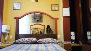 Llamo a mi esposo mientras me estoy follando a su amigo en un hotel (esposo cornudo)