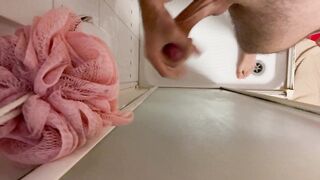 HOT GUY MASTURBATES IN THE SHOWER