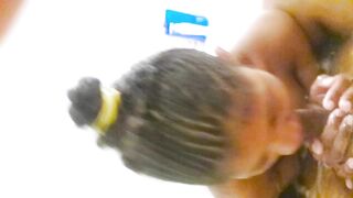 Une bonne fellation dans la baignoire