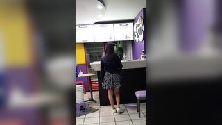 mostrando mi coño en publico puedes verlo pero no tocarlo