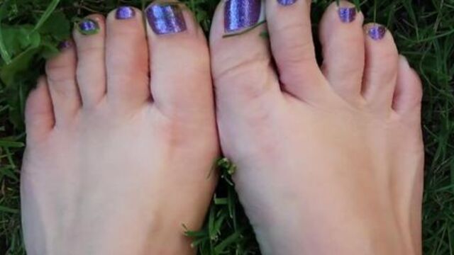 Naked toes in wet grass getting dirty