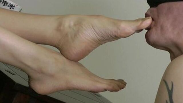 "Humiliation by my Beatiful Soles" (Goddess Leyla)