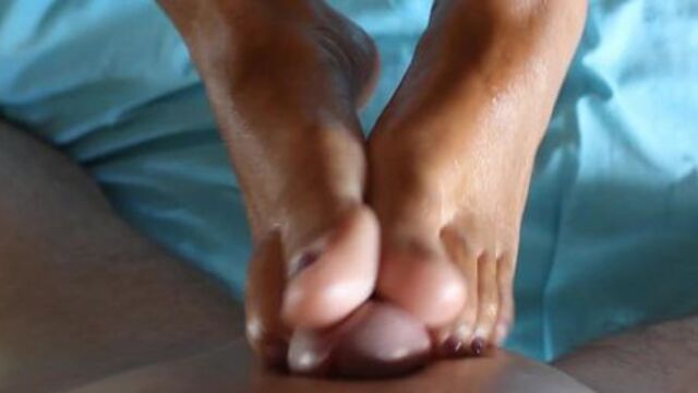 FootFetish Italiano. Footjob con i miei sexy piedini fino a farlo venire (orgasmo rovinato) PART 2
