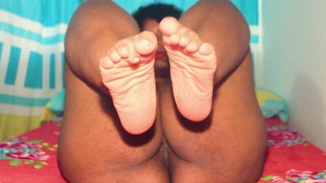 Horny ebony milf shaking her sexy feet and hold them on air while she fingers her wet pussy