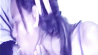 NOVINHA PUTONA VOMITANDO NO PAU