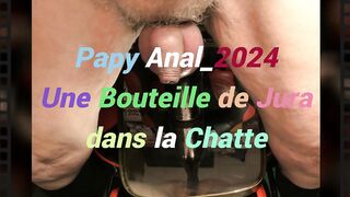08_Anal_2024 Papy et une bouteillle de Jura dans la Chatte