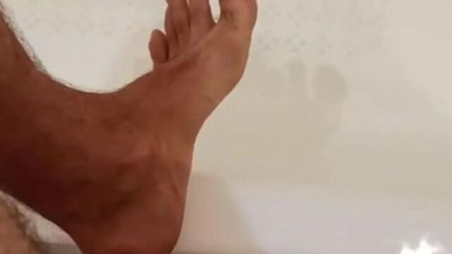 In the bathroom I jerk off and cum on my feet. I dream that you lick the sperm from the leg.