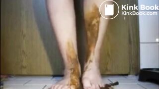 Mature bbw shitting and smear it on feet