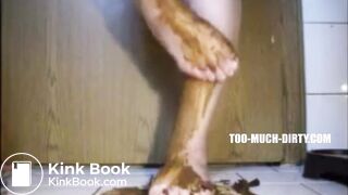 Mature bbw shitting and smear it on feet